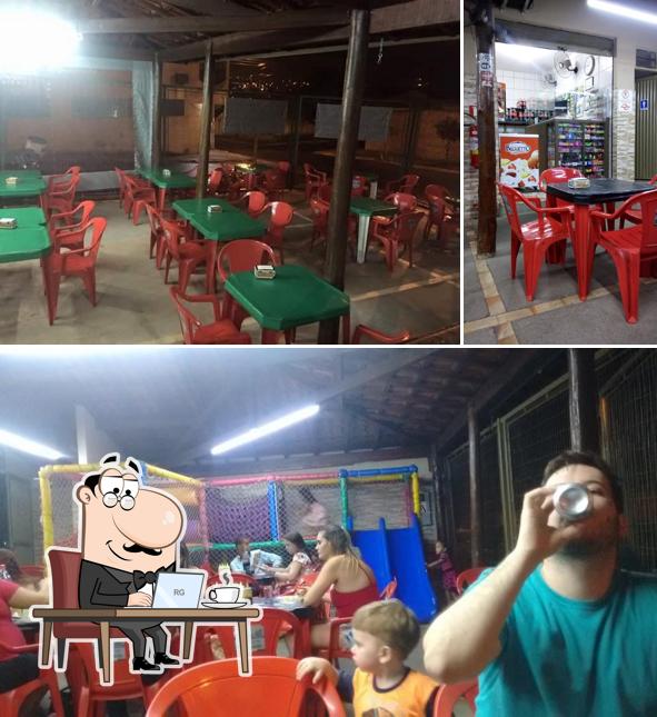 Veja imagens do interior do JR Lanches