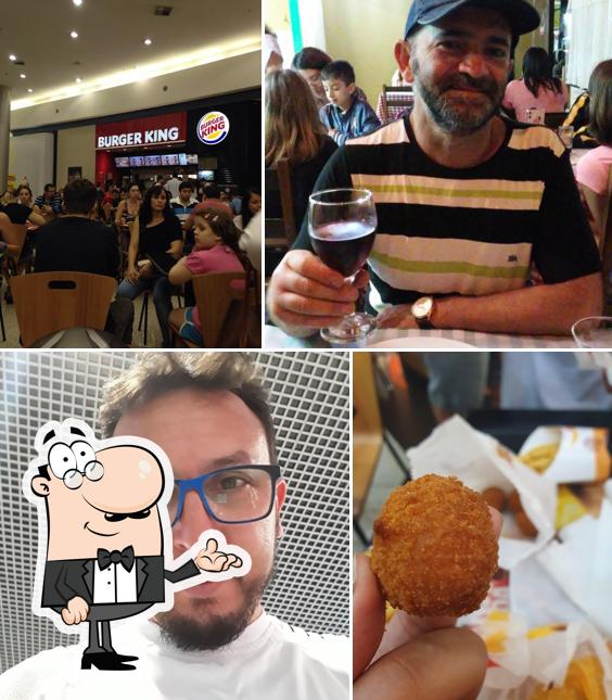 Sente em uma das mesas no Burger King