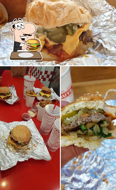 Prenditi un hamburger a Five Guys Lausanne