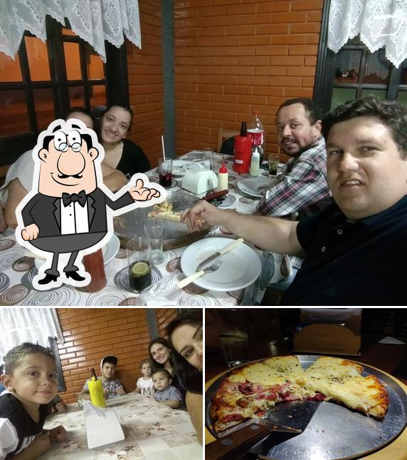 Confira a imagem apresentando interior e pizza no Pizzaria e Restaurante Palladares