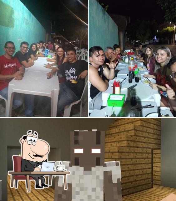 O interior do Pizzaria Bom Gosto