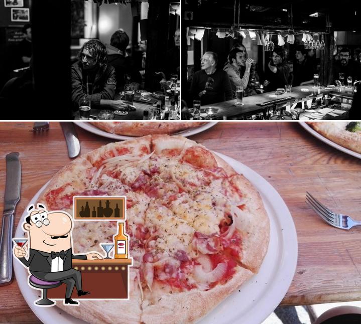 Jetez un coup d’oeil à l’image affichant la comptoir de bar et pizza concernant Eva's Pizza