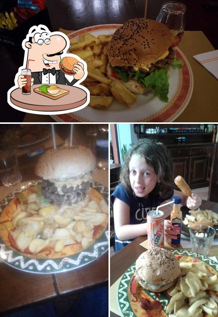 Prenditi un hamburger a Furia's Grill Restaurant