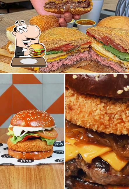 Hambúrguer em 1445 Burger Hamburgueria e Restaurante Salão e Delivery Vila Zelina Zona Leste-SP