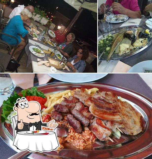 Dai un’occhiata alla immagine che mostra la tavolo da pranzo e cibo di Restoran "Tri Bačve"
