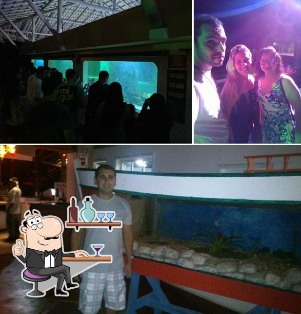 A foto do Pizzaria ilha dos aquários’s interior e balcão de bar