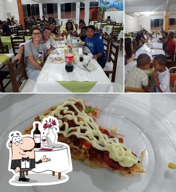 Entre diversos coisas, mesa de jantar e comida podem ser encontrados a Fabre Pizzaria