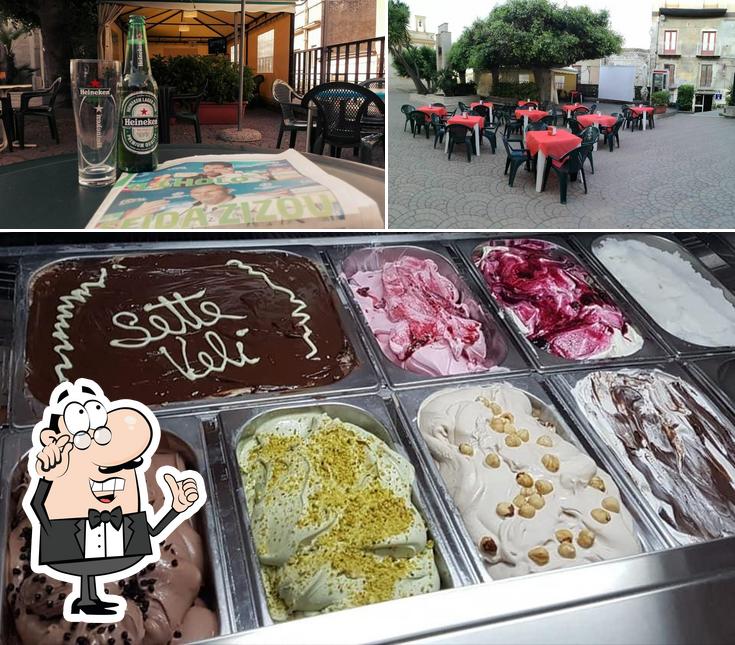 Guarda la foto che raffigura la interni e dolce di Bar Roma