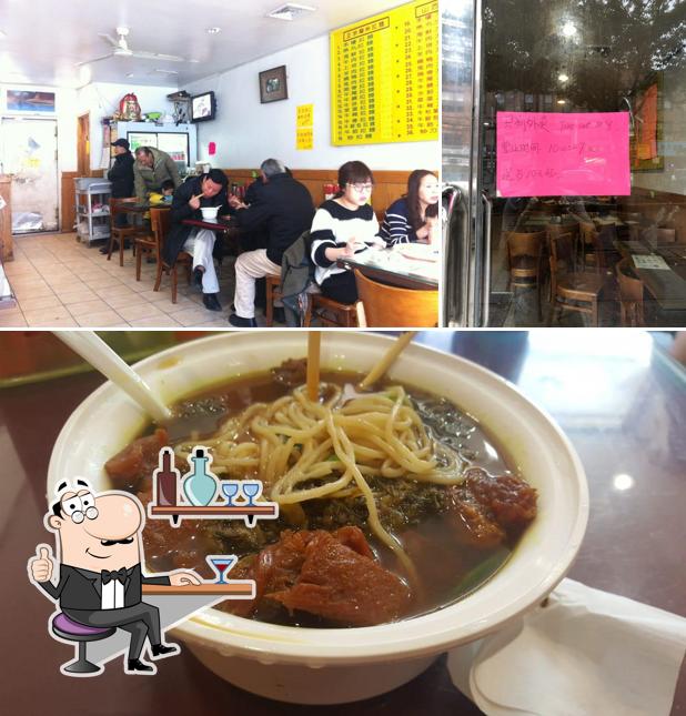 Observa las imágenes donde puedes ver interior y comida en Wong Wong Noodle Soup