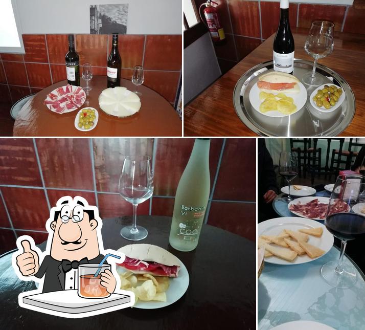 Напитки и еда - все это можно увидеть на этом фото из Bar El Garaje