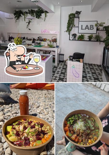 LAB cold press and salad mess si caratterizza per la cibo e interni