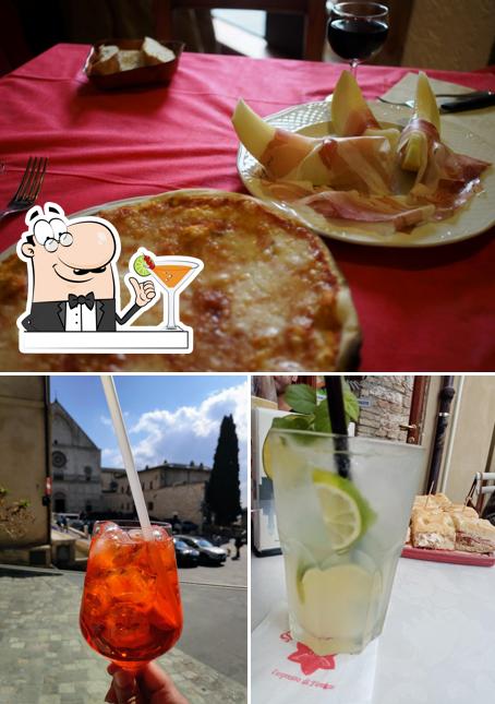 La bevanda e pizza del ristorante