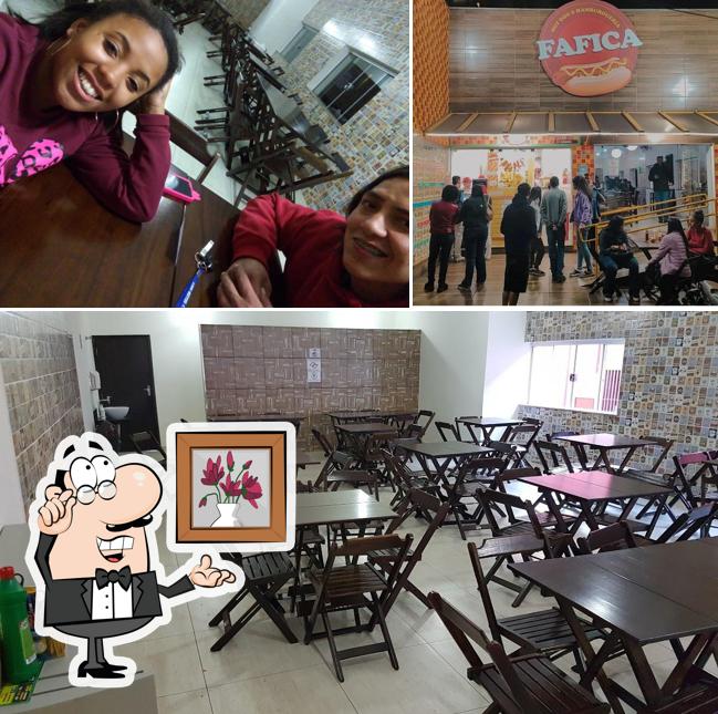 Veja imagens do interior do Fafica Hot Dogs Hamburgueria
