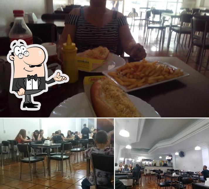 Sente em uma das mesas no Kikão Lanches