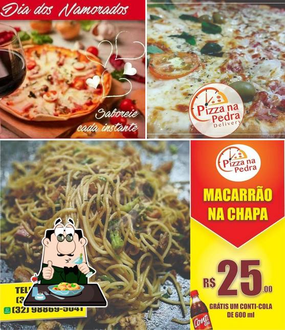 Entre diversos coisas, comida e vinho podem ser encontrados a Pizzaria Pizza na Pedra