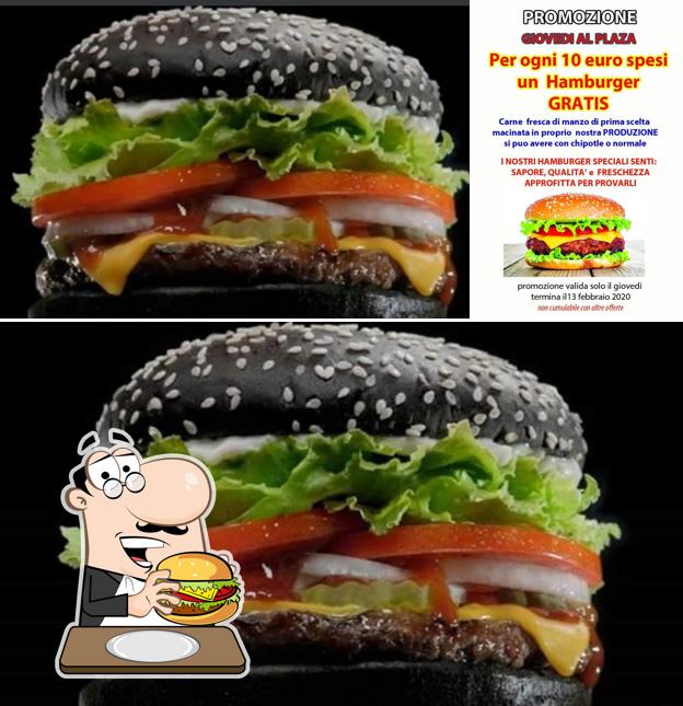 Ordina un hamburger a La Plaza