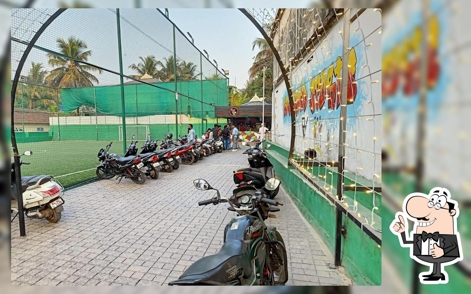 MAD TOWN Cafe