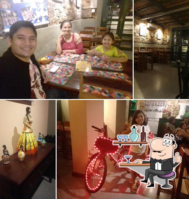 Sente em uma das mesas no Pizzaria Porão Itália