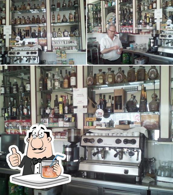Взгляните на это фото, где видны напитки и барная стойка в Café Central