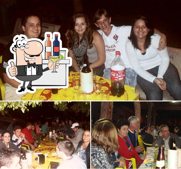 A imagem da balcão de bar e mesa de jantar no Cuca Lanches