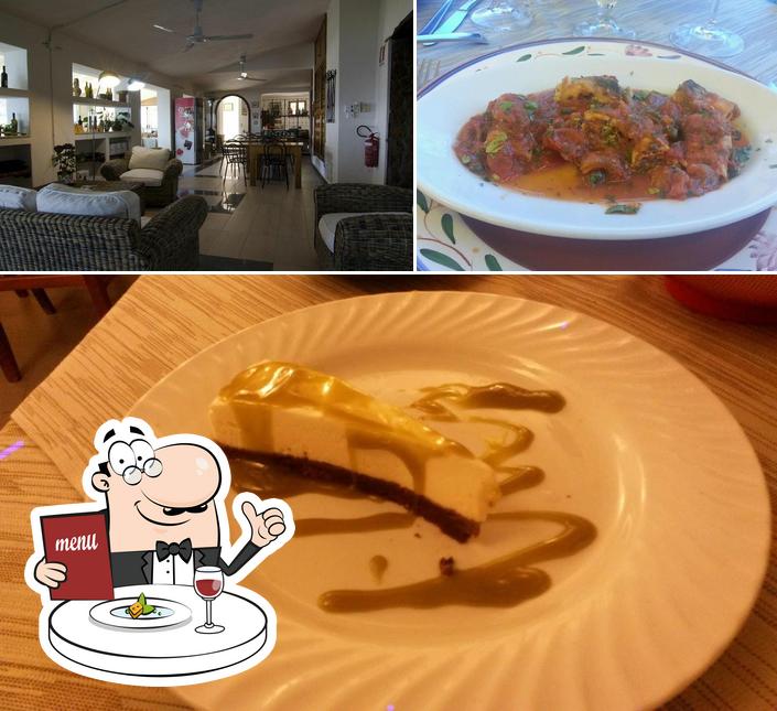 Tra le diverse cose da Ristorante 1° Maggio hotel paola si possono trovare la cibo e interni