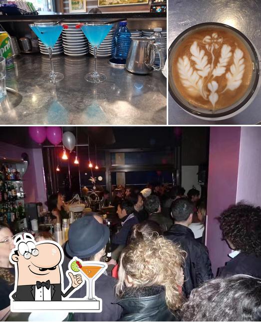 La foto della bevanda e bancone da bar di Sister's Cafè