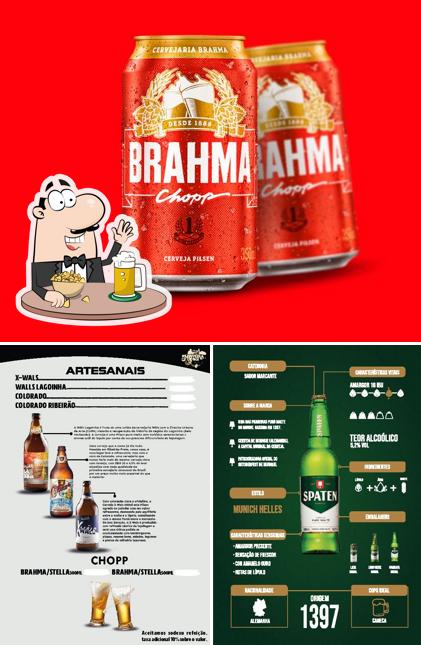 Desfute um copo de cerveja leve ou escura