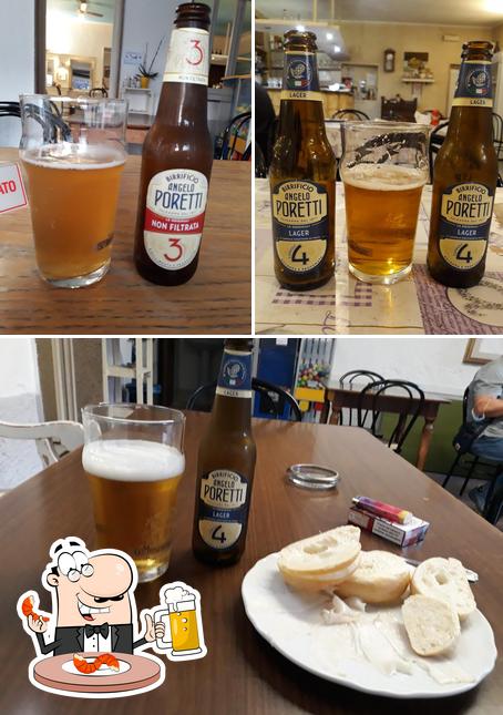 Puoi ordinare un rinfrescante bicchiere di birra chiara o scura