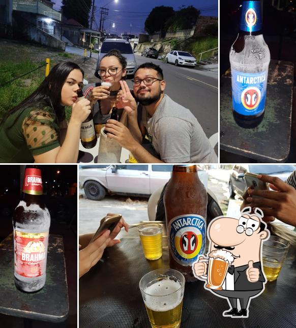 Desfute uma tulipa de cerveja leve ou escura