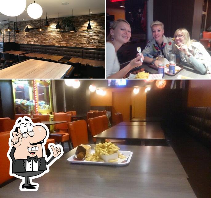 Installez-vous à l'une des tables de Frituur Yves
