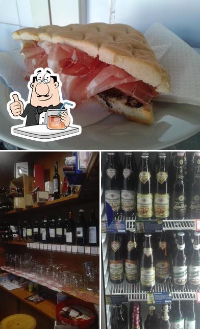 Dai un’occhiata alla foto che presenta la bevanda e cibo di Marameo Cafe'