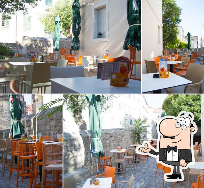 Siediti a un tavolo di Art Gallery Cafe Music Bar Split