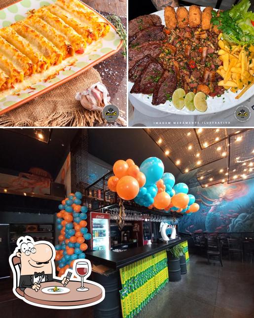 A foto do Capitão Pub’s comida e interior