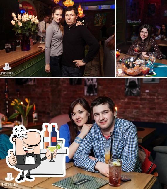 Это фото, где изображены барная стойка и еда в ДЯГИЛЕВ, ресторан-клуб