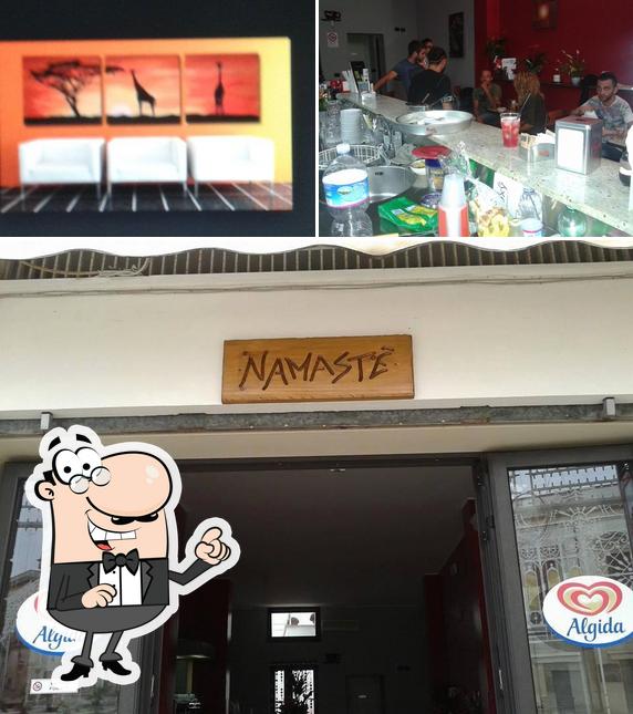 La immagine di interni e bancone da bar da Namaste'