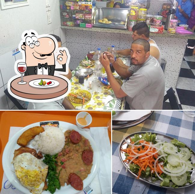 A comida e interior do restaurante