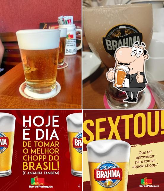 Desfute um copo de cerveja leve ou escura