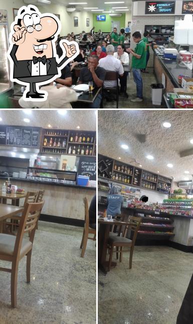 Sente em uma das mesas no Estrela Grill Tatuapé