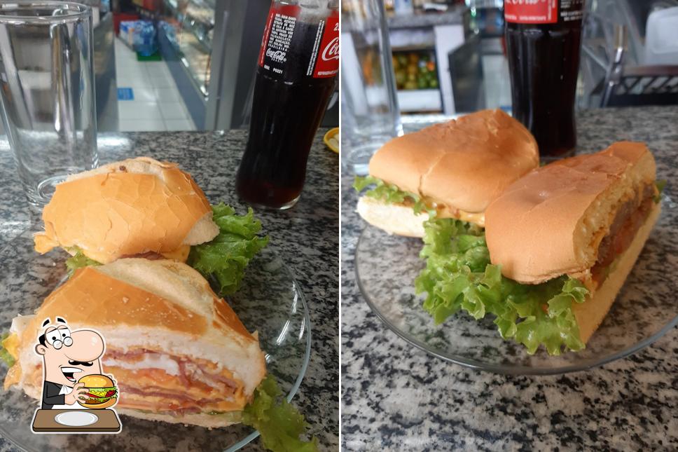 Peça um hambúrguer no Pães e Doces Monte Alto