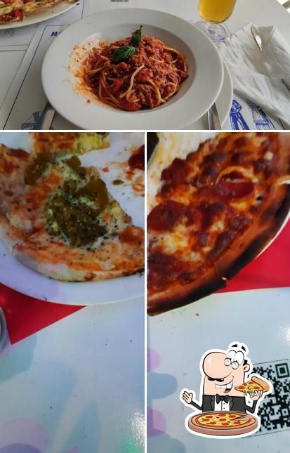 Try out pizza at Cafeteria Los Palmitos