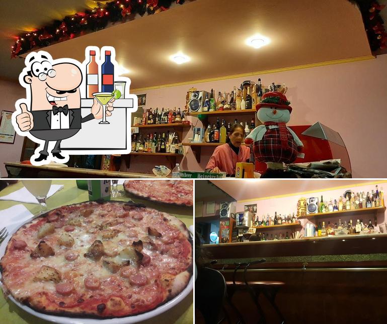 Questa è la foto che presenta la bancone da bar e pizza di Magi'