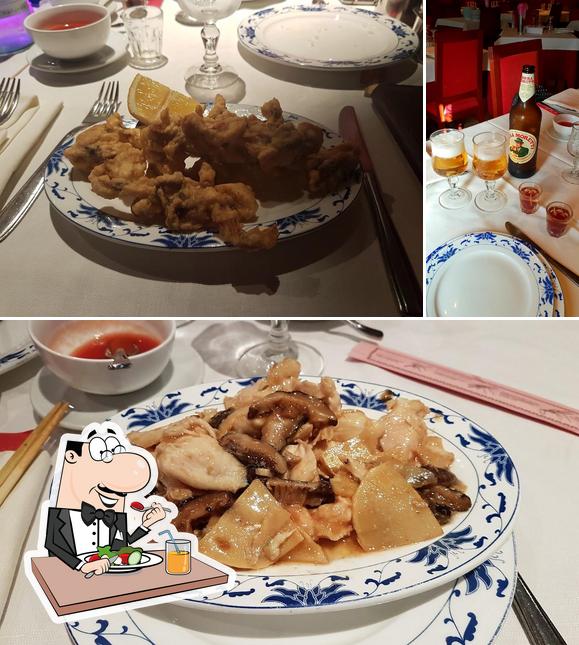 В Ristorante Nuova Cina есть еда, пиво и многое другое