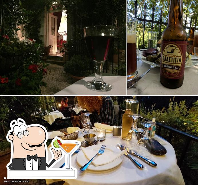 The Lost Unicorn Hotel & Restaurant - Ο Χαμενος Μονοκερως - Τσαγκαραδα is distinguished by drink and dining table