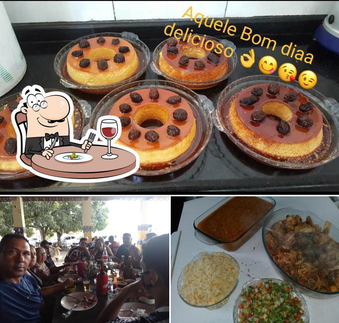 O Restaurante Do Ivan se destaca pelo comida e mesa de jantar