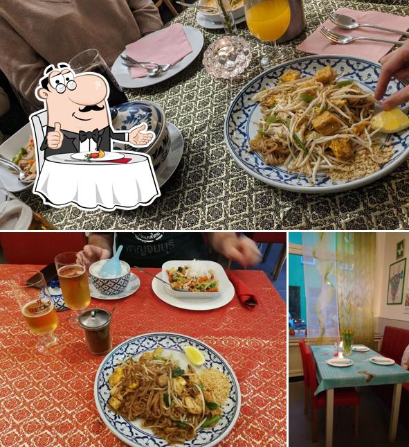 Посмотрите на эту фотографию, где видны столики и еда в Bangkok Original Thai Restaurant