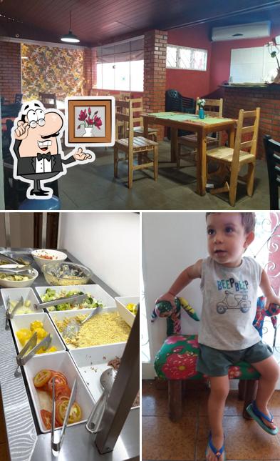 Sente em uma das mesas no Fuxico Restaurante