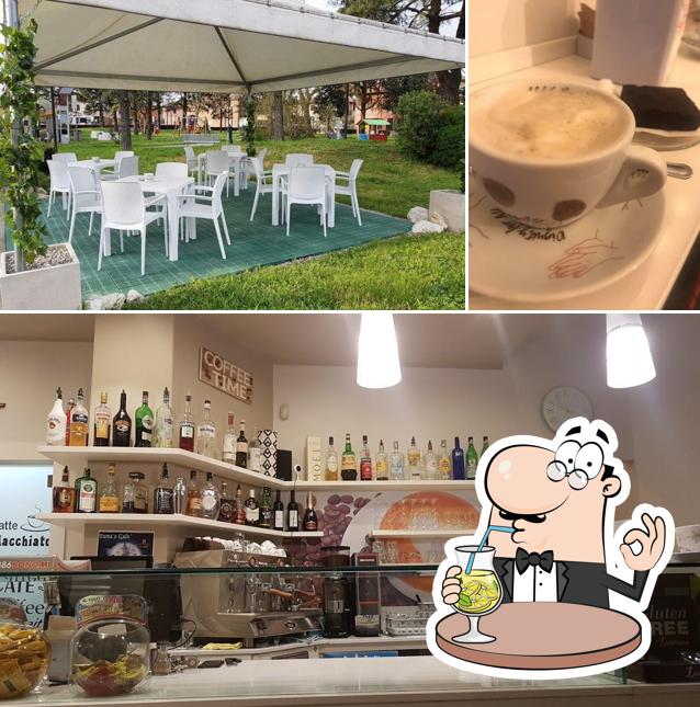 Tra le varie cose da Tuma's Cafè si possono trovare la bevanda e interni