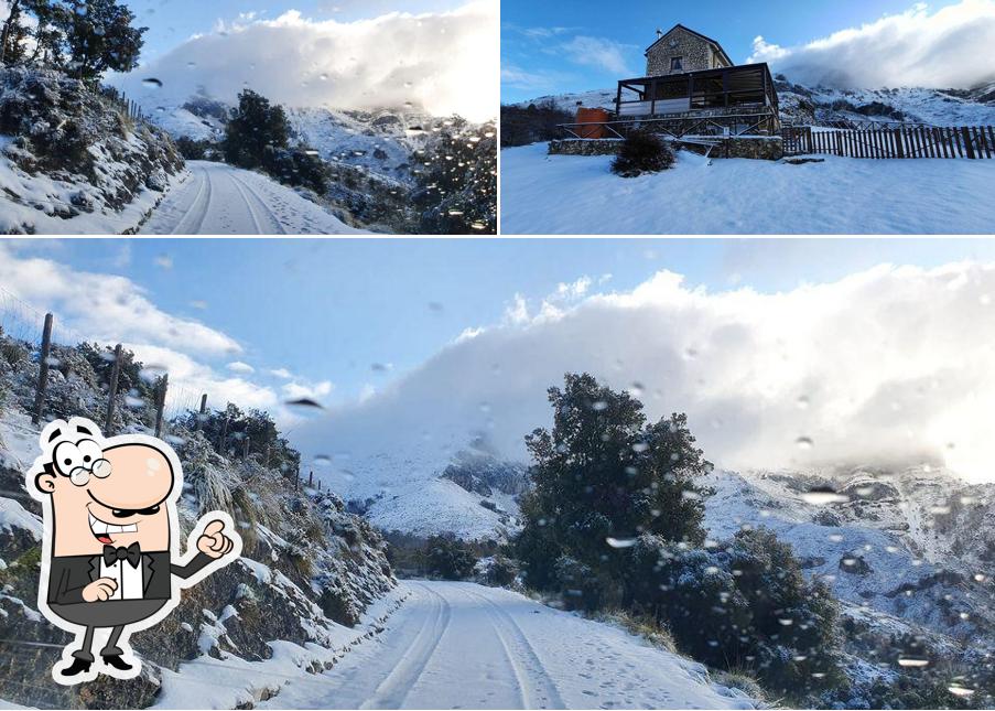 Puoi goderti l'aria fresca da seduto all'esterno di Rifugio Pornito