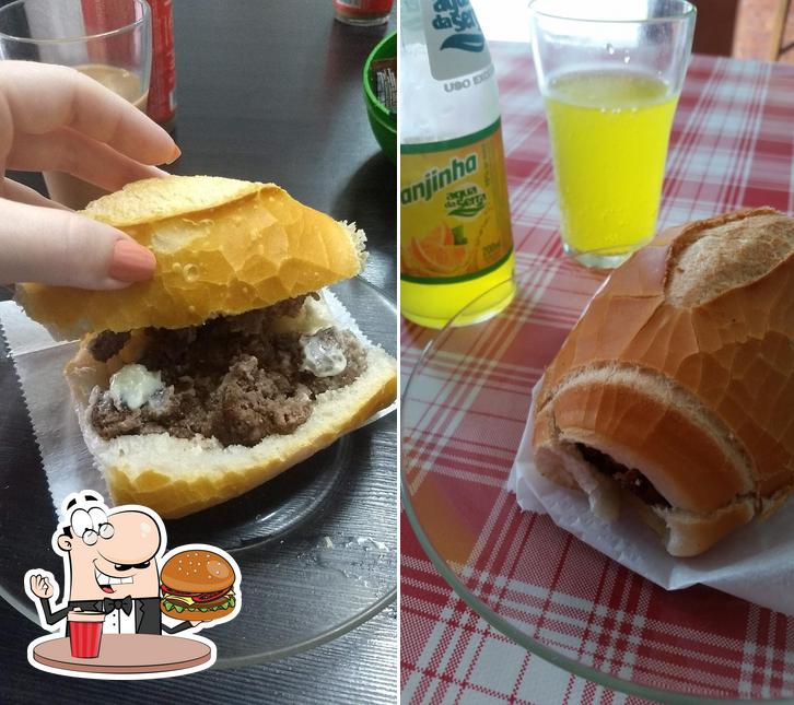Experimente um hambúrguer no Lanchonete Corujão