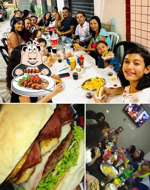 A Lanchonete Ponto X Samambaia se destaca pelo comida e mesa de jantar